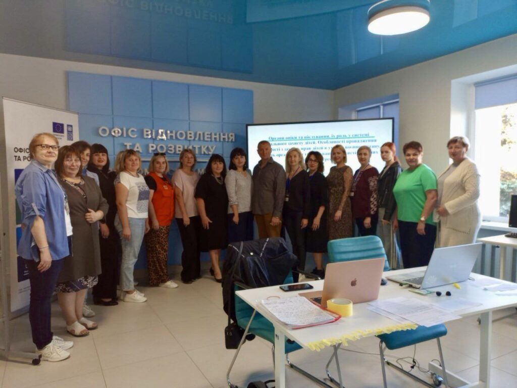 Понад 460 соціальних працівників із 13 пілотних громад Харківської області пройшли навчання та здобули навички, які сприятимуть захисту прав дітей та ефективному супроводу сімейних форм виховання.