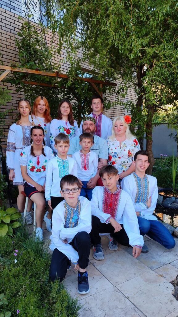 Як це, виховувати 13 дітей: 12 прийомних та одну кровну? 