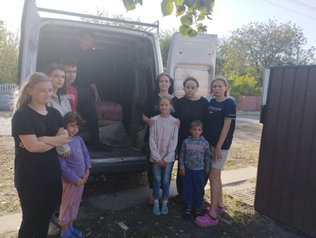 Коли протягом місяця приходить благодійна допомога одразу для 14 родин — це багато чи мало? Чи можна взагалі якось виміряти рівень підтримки або ступінь доброти? 