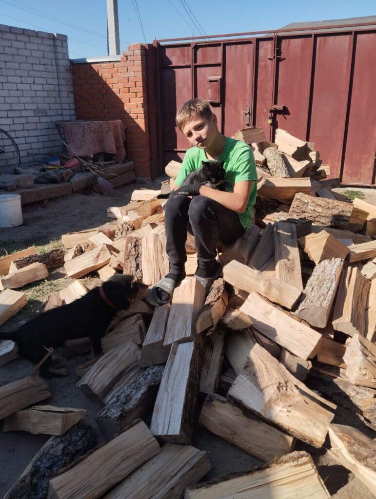 Дві родини отримали від Global Fund for Children дрова для опалення