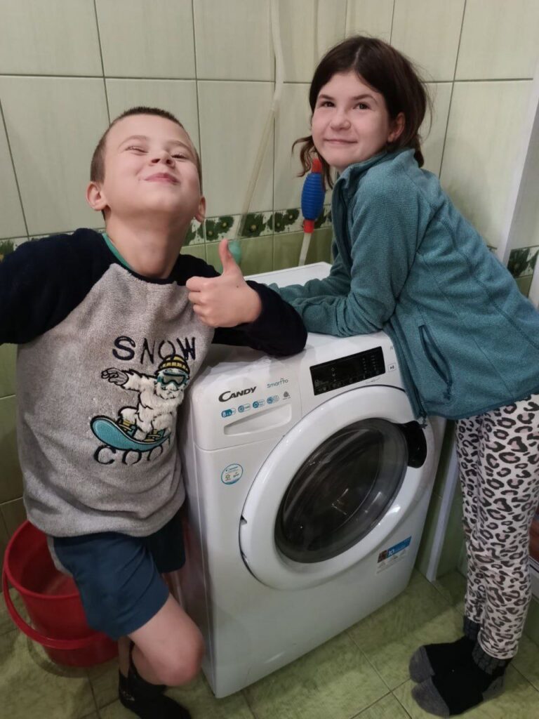 Неприбуткова організація Nova Ukraine, постійний партнер БО «Благодійний фонд Волонтери: Дорослі — дітям», закупила 24 прально-сушильні машинки для прийомних родин Харківщини. Всі машинки вже доставлені за адреса