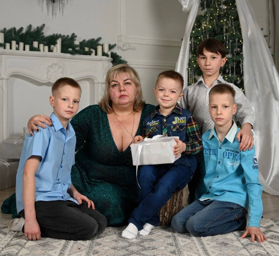 Майже 15 років тому Оксана Гребенюк створила дитячий будинок сімейного типу (ДБСТ) у Лозовій. За цей час у родині виховувалися 18 дітей, з них 8 і сьогодні живуть разом із біологічною донькою. 